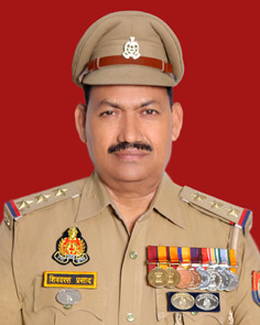 वर्दी पर पदक धारण किए हुए श्री शिवदरस प्रसाद