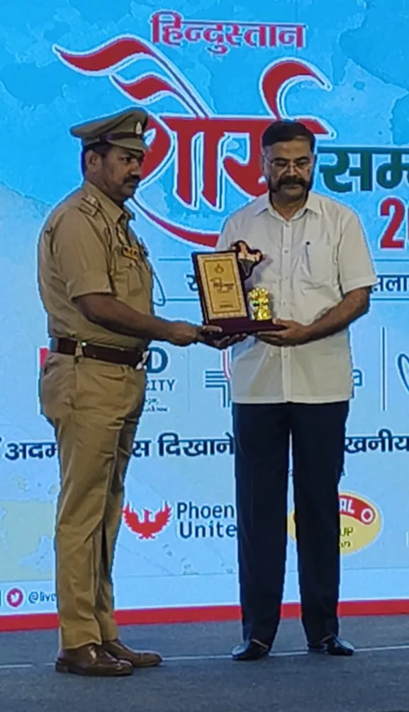 हिन्दुस्तान शौर्य सम्मान समारोह में वर्दी में श्री शिवदरस प्रसाद स्मृति चिह्न ग्रहण करते हुए