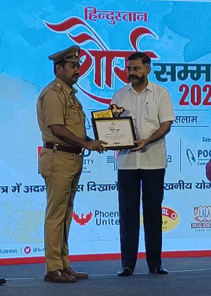 हिन्दुस्तान शौर्य सम्मान समारोह में वर्दी में श्री शिवदरस प्रसाद सम्मान-पत्र ग्रहण करते हुए