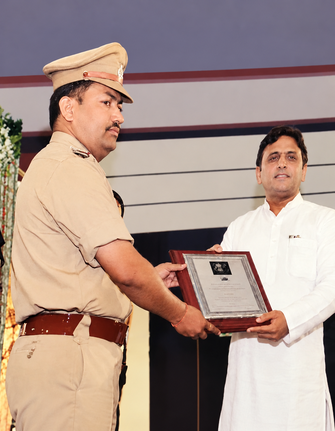शौर्य सम्मान ग्रहण करते हुए श्री शिवदरस प्रसाद
